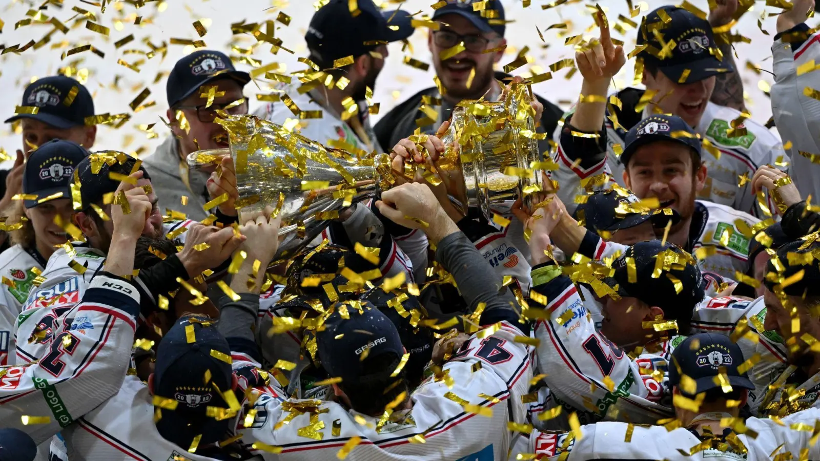 Die Eisbären Jubeln nach dem Finale mit dem goldenen Pokal um goldenen Konfettiregen. (Foto: Peter Kneffel/dpa)