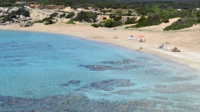 Je weiter man auf der Halbinsel Karpas nach Osten vordringt, desto einsamer werden die Strände. Bekannt ist vor allem der „Golden Beach“. (Foto: Joachim Hauck/dpa-tmn)