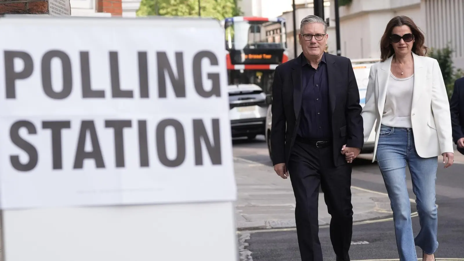 Der britische Premier Keir Starmer und seine Frau Victoria auf dem Weg zum Wahllokal. (Foto: Stefan Rousseau/PA Wire/dpa)
