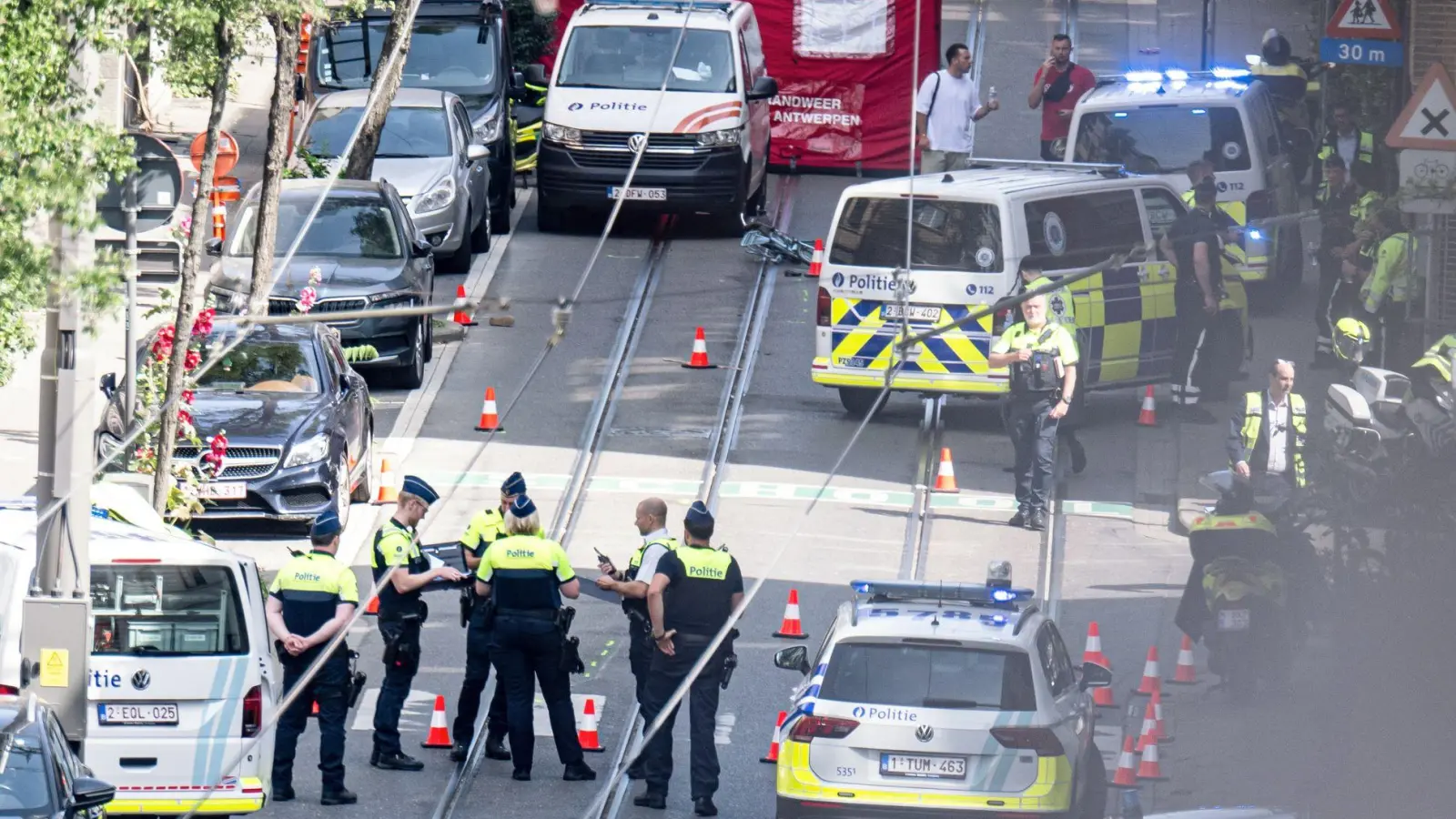 An einem Zebrastreifen wurde das Kind von einem Einsatzwagen der Polizei erfasst. (Foto: Jonas Roosens/Belga/dpa)