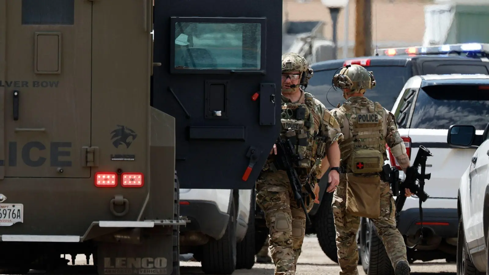 Einsatzkräfte nach den Schüssen in Anaconda im US-Bundesstaat Montana. (Foto: Joseph Scheller/The Montana Standard/AP/dpa)