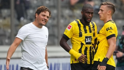 Anthony Modeste (M) ist nach seinem Treffer zum 1:0 zur Seitenlinie gelaufen und jubelt mit BVB-Trainer Edin Terzic (l) und Nico Schlotterbeck (r). (Foto: Soeren Stache/dpa)