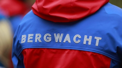 Der Mann sei etwa 100 Meter in die Tiefe gestürzt. (Archivbild) (Foto: Matthias Bein/dpa)