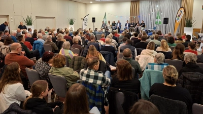 Das Kandidatengrillen in Neuendettelsau sorgte für einen vollen Saal. Außergewöhnlich ist, dass sich Jugend- und Seniorenrat hierfür zusammengetan haben. (Foto: Janet Lehmann)