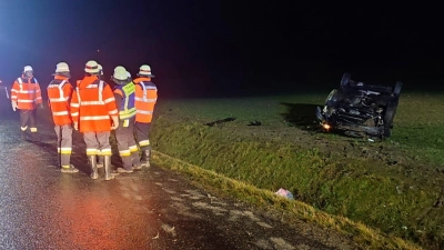 Ein 22-Jähriger verlor in einer Kurve auf der Kreisstraße 43 die Kontrolle über sein Fahrzeug und überschlug sich. (Symbolbild: Feuerwehr Marktbergel)