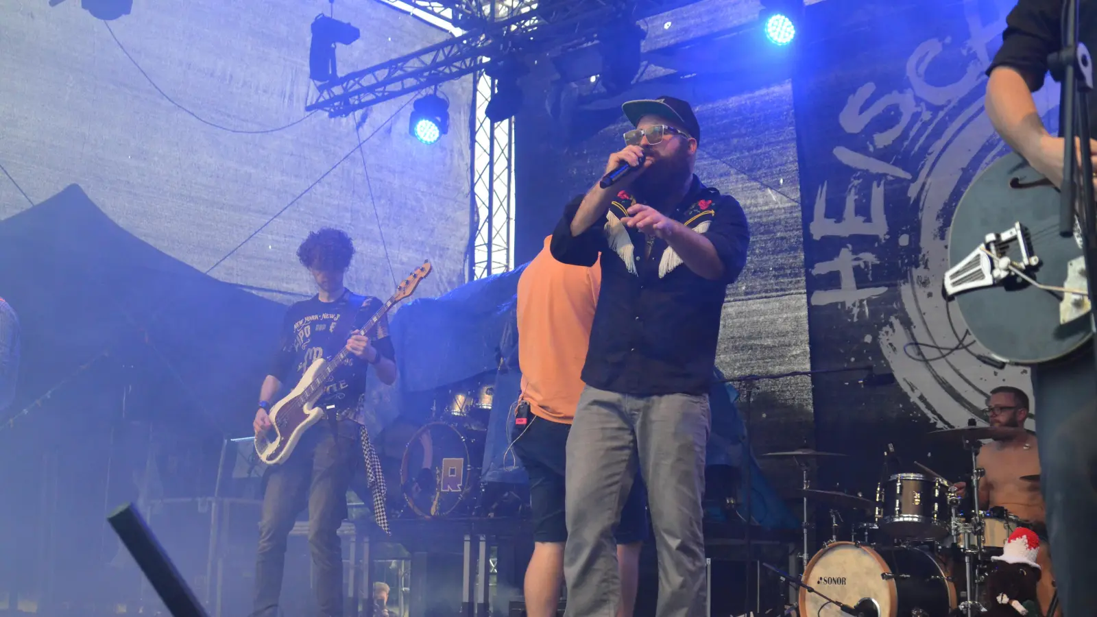 „Wir sind zurück!“ freut sich Heischneida-Frontmann Wenz.<br> (Foto: Yvonne Neckermann)