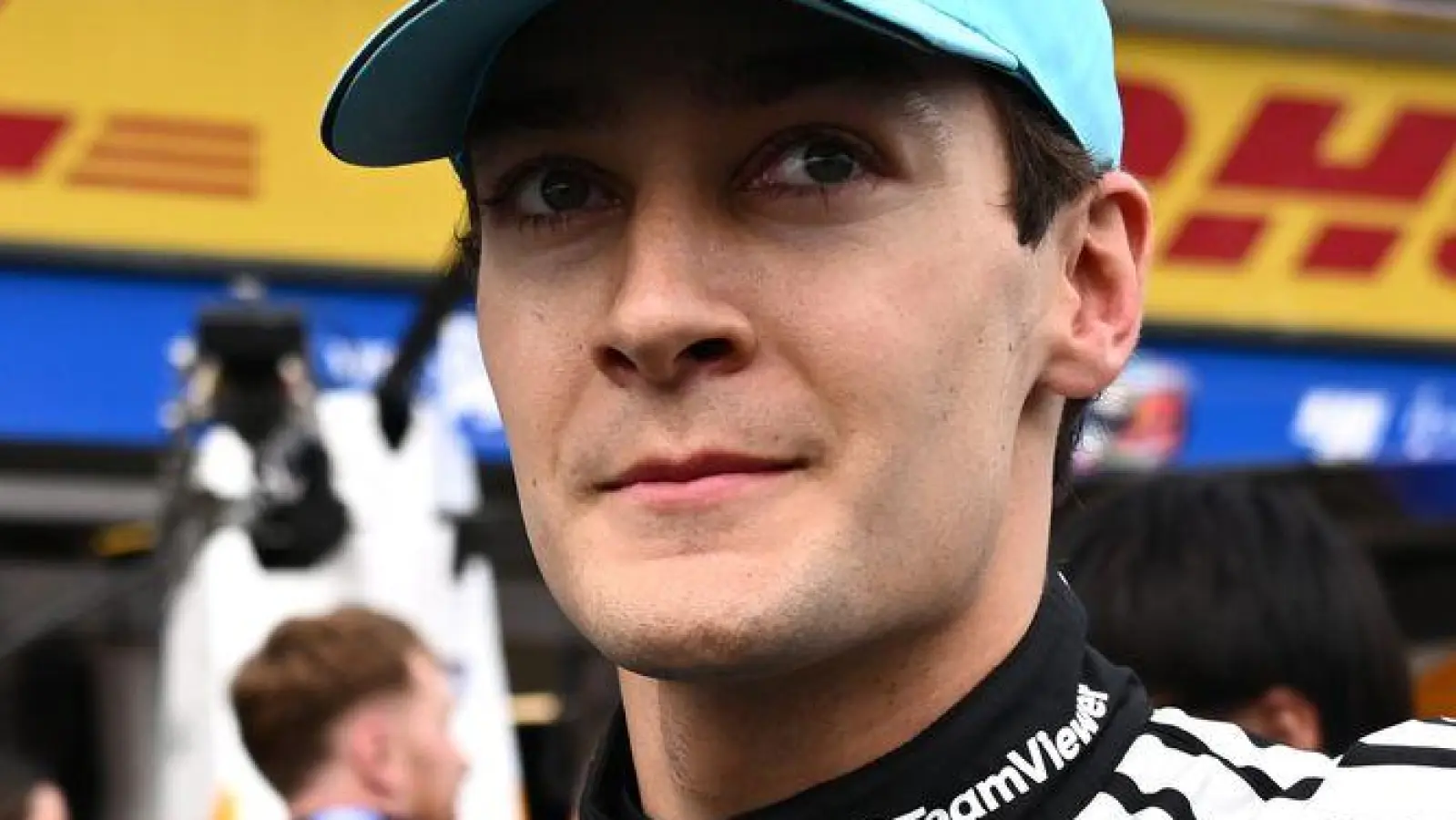 George Russell darf sich feiern lassen. (Foto: Joel Carrett/AAP/dpa)