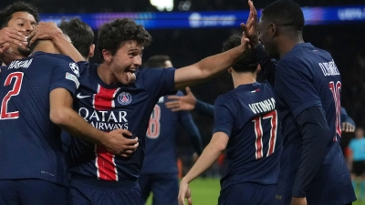 Spieler von Paris Saint-Germain jubeln über ihr Tor gegen den FC Arsenal. (Foto: Thibault Camus/AP/dpa)