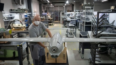 Die Ukraine gilt mittlerweile unter anderem im Bereich der Drohnenproduktion als Vorbild. (Archivbild) (Foto: Efrem Lukatsky/AP)