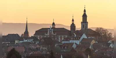 Die Umgebung der Stadt Bad Windsheim hat viele Blicke auf die hübsche Stadt-Silhouette zu bieten. Könnten Photovoltaik-Anlagen auf Dächern dieses Panorama gefährden? (Foto: Mirko Fryska)