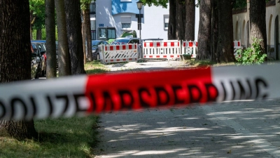 Die Polizei sperrt eine Straße ab, nachdem bei Bauarbeiten im Münchener Norden eine Weltkriegsbombe gefunden wurde. (Foto: Peter Kneffel/dpa)