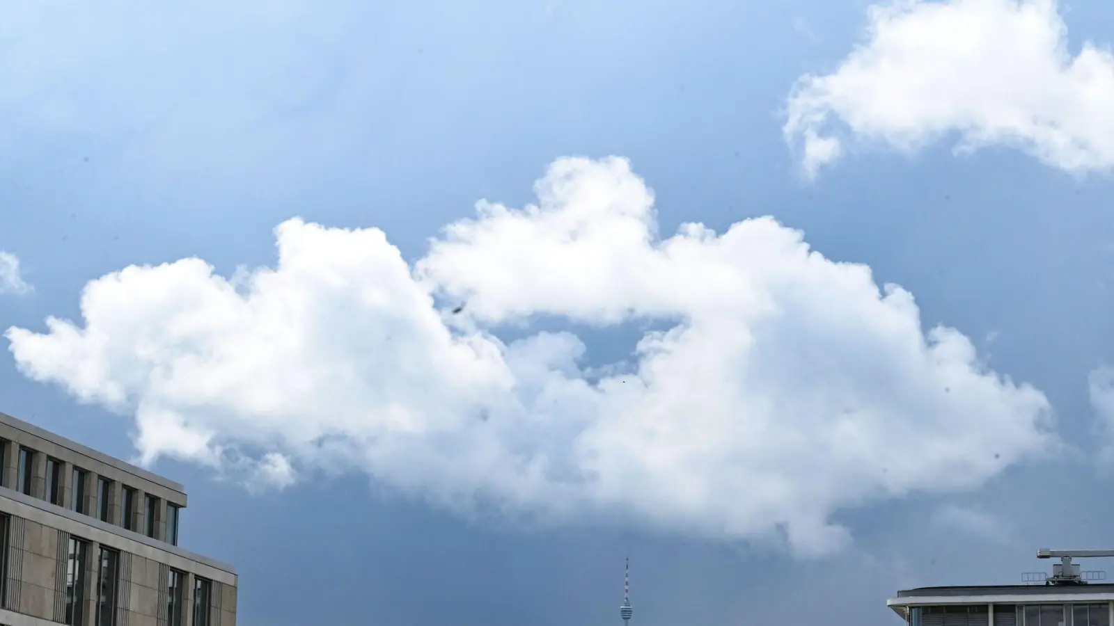 Sonne, Wolken und Schauer - so geht es vorerst weiter beim Wetter.  (Foto: Bernd Weißbrod/dpa)