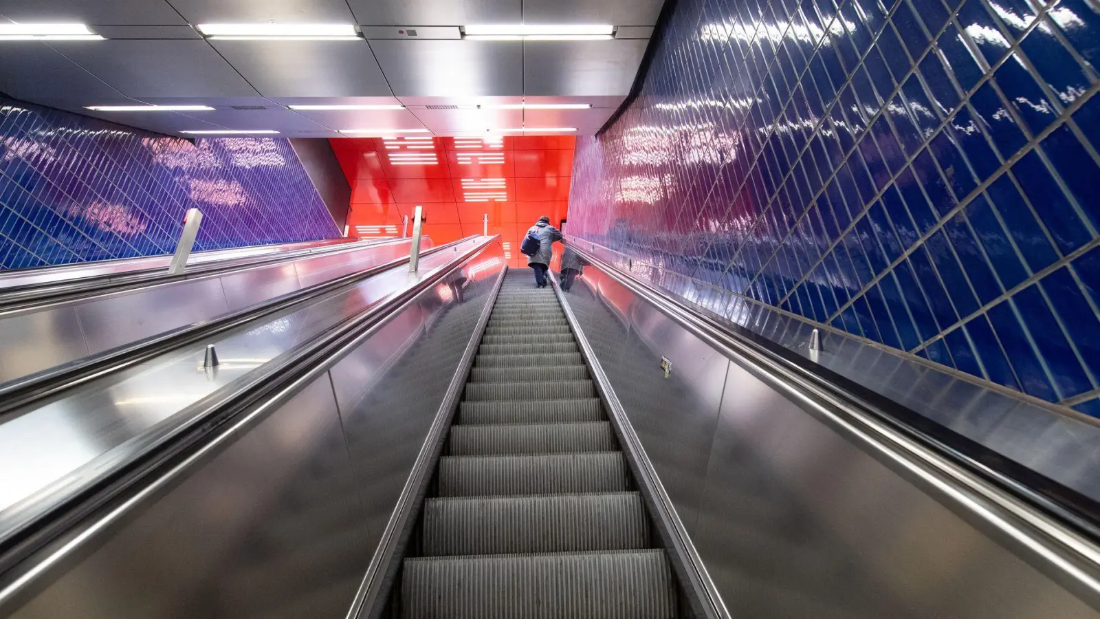 Von Verkehrsbetrieben kann nicht verlangt werden, dass die Zugänge zu den U-Bahnhöfen jederzeit so laubfrei sind, wie auf diesem Bild. (Foto: Sven Hoppe/dpa/dpa-tmn)