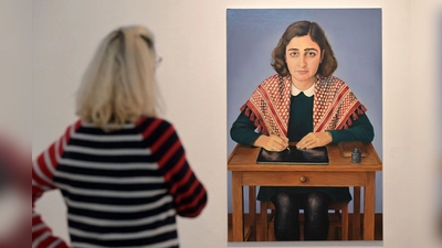 Eine Ausstellung im Potsdamer Museum Fluxus+ zeigt Anne Frank mit Kufiya - auch Palästinensertuch genannt - und sorgt für Kritik.  (Foto: Michael Bahlo/dpa)