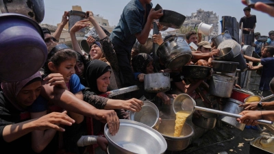 Ausgabe von Lebensmitteln im Gazastreifen (Archivbild) (Foto: Abdel Kareem Hana/AP/dpa)
