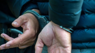Oft können bei solchen Betrugsfällen nur die Helfer festgenommen werden. (Foto: Stefan Sauer/dpa/Illustration)