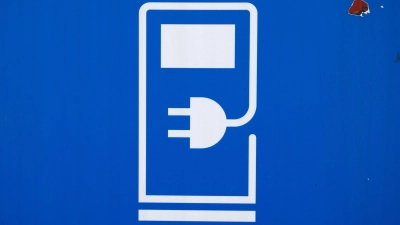 Die Mehrheit der privaten Autobesitzer in Deutschland misstraut nach einer Umfrage der HUK Coburg nach wie vor dem Elektroauto. (Symbolbild) (Foto: Sven Hoppe/dpa)