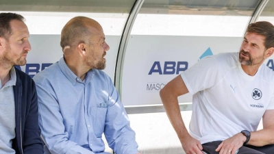 Geben die Fürther Verantwortlichen Trainer Kleine (r) noch eine Chance? (Archivbild) (Foto: Andreas Gora/dpa)
