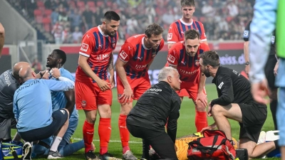 Kevin Müller musste behandelt werden. (Foto: Harry Langer/dpa)