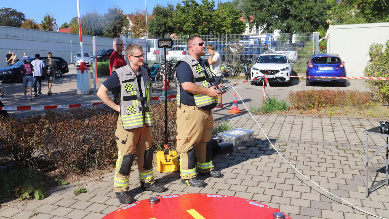 Hier steuert der Leiter der Unterstützungsgruppe (UG) Drohne bei der Freiwilligen Feuerwehr (FFW) Ansbach, Sascha Dreyer, die Drohne. Mit dabei ist Bernd Dischl, der zur UG-Führung gehört. (Foto: Oliver Herbst)