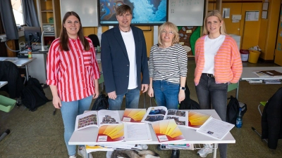  Katrin Roth, Ulrich Schöttle (Schulleiter), Anja Held (stellvertretende Schulleiterin), Kerstin Bock sowie – brav unter'm Tisch – Husky-Mädchen ‚My‘. Gemeinsam präsentierten sie einige Ausgaben der Diespecker Schülerzeitung, die tatsächlich noch gedruckt werden.  (Foto: Mirko Fryska)