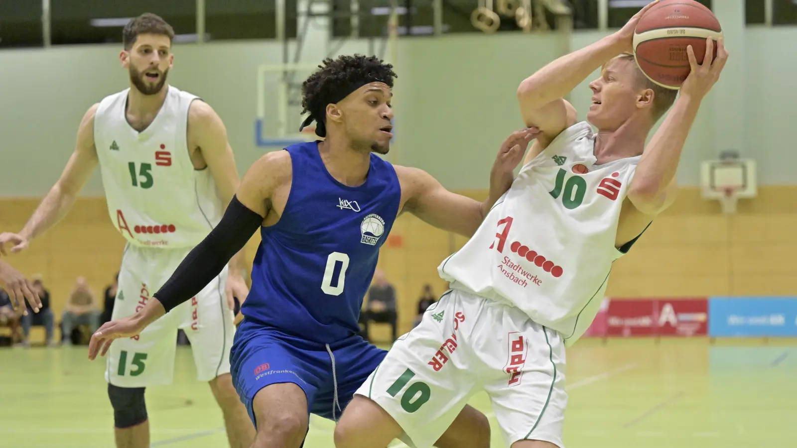 Zuletzt gerieten die Piranhas (rechts Leo Trummeter, links Kevin Weibart, hier gegen Aschaffenburg) in Schieflage. (Foto: Martin Rügner)