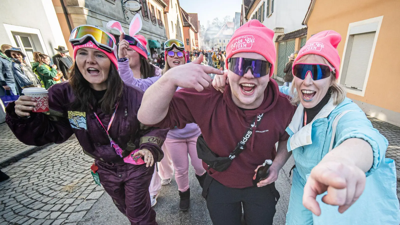 Zum Faschingsumzug in Emskirchen versammeln sich traditionell Tausende Närrinnen und Narren im Ort. (Archivbild: Mirko Fryska)