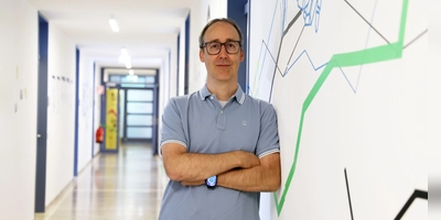 „Kritisches Denken ist wichtig”, rät Professor Dr. Sigurd Schacht im Umgang mit Chatbots wie ChatGPT. (Foto: Johannes Hirschlach)