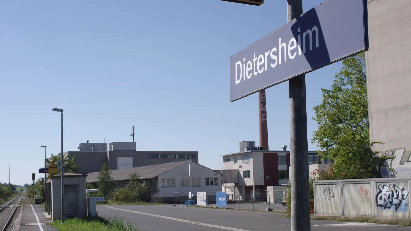 Auf dem ehemaligen EKA-Gelände, direkt in der Höhe des Dietersheimer Bahnhalts, soll nach dem Willen des Landkreises ein Containerdorf für Geflüchtete entstehen. (Archivbild: Tizian Gerbing)