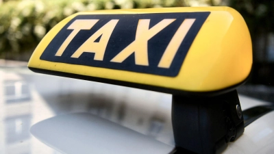 Ein geistesgegenwärtiger Nürnberger Taxifahrer rettet das Barvermögen einer alten Dame. (Symbolbild) (Foto: Paul Zinken/dpa)