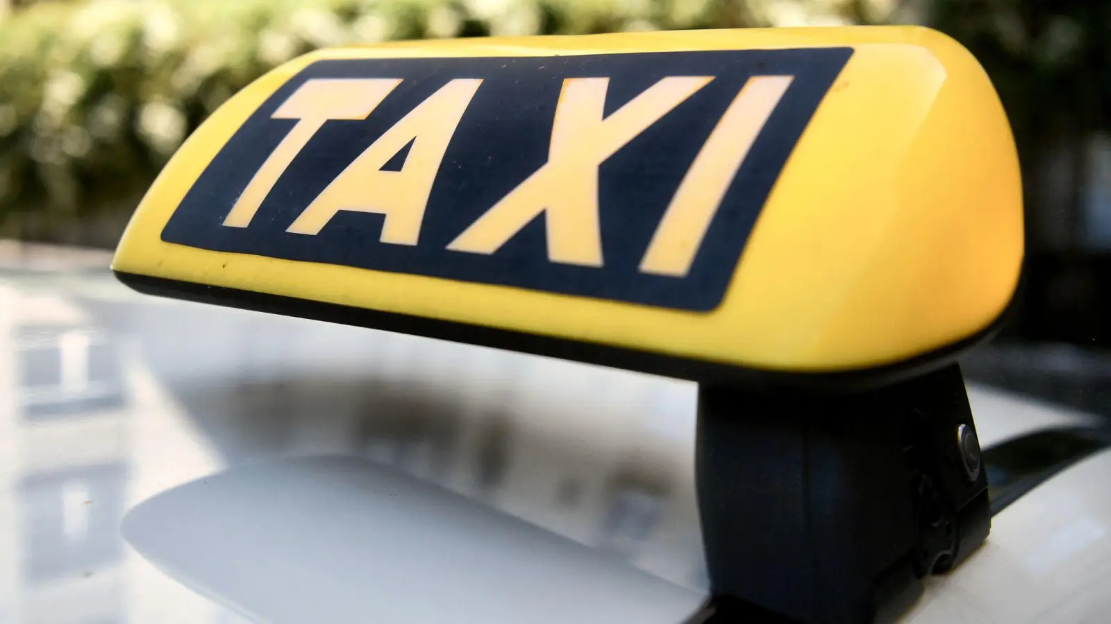 Ein geistesgegenwärtiger Nürnberger Taxifahrer rettet das Barvermögen einer alten Dame. (Symbolbild) (Foto: Paul Zinken/dpa)