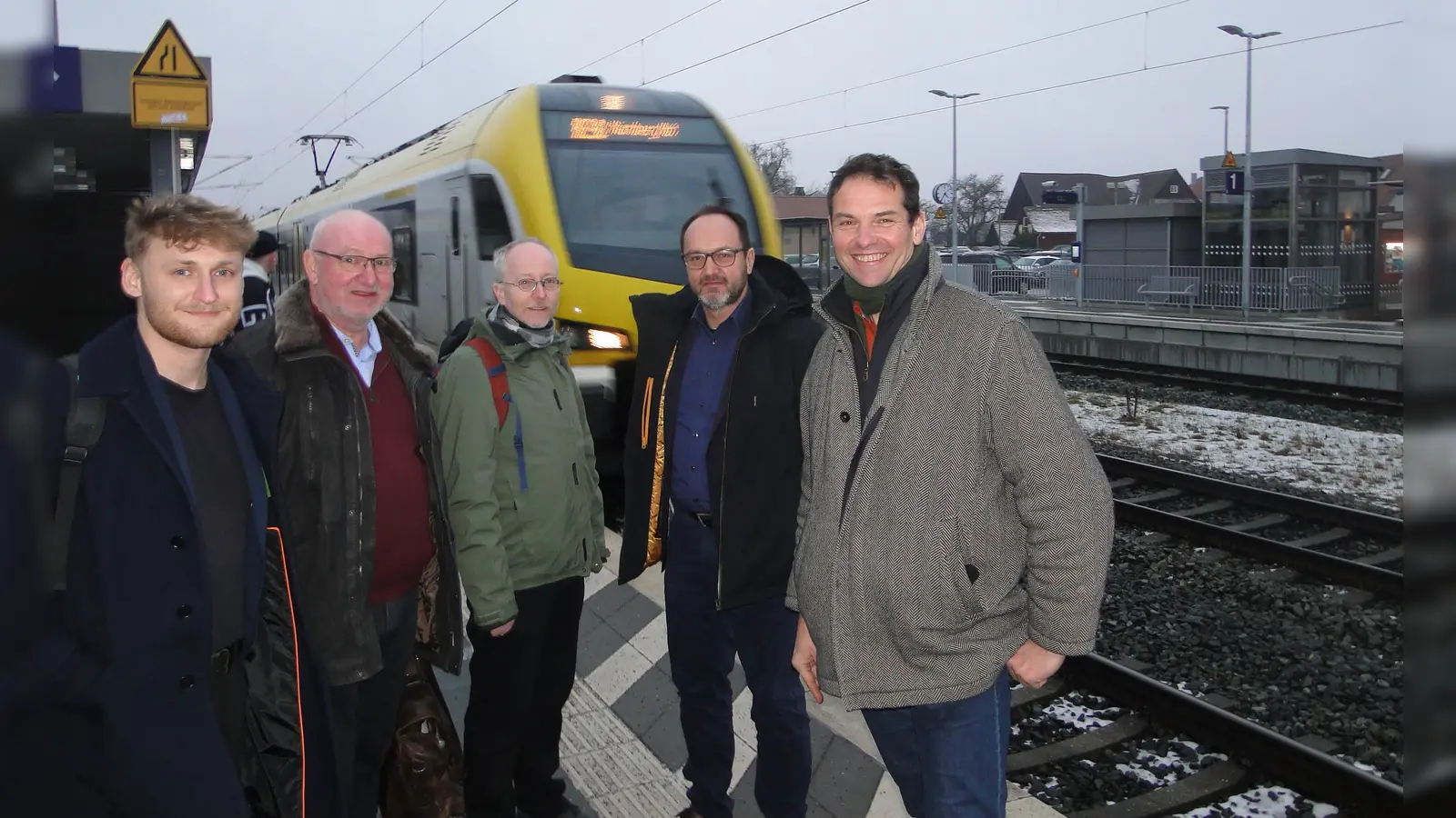 Sie besprachen am Bahnhof Dombühl die Möglichkeiten zur Reaktivierung der Strecke nach Wilburgstetten (von rechts): Der grüne Landtagsabgeordnete Martin Stümpfig, Dombühls Bürgermeister Jürgen Geier, der grüne Bundestagsabgeordnete Matthias Gastel, der Geschäftsführer der Mittelfränkischen Eisenbahnbetriebs GmbH, Heino Seeger und Grünen-Direktkandidat Sebastian Amler. (Foto: Winfried Vennemann)