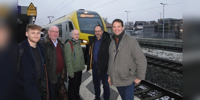 Sie besprachen am Bahnhof Dombühl die Möglichkeiten zur Reaktivierung der Strecke nach Wilburgstetten (von rechts): Der grüne Landtagsabgeordnete Martin Stümpfig, Dombühls Bürgermeister Jürgen Geier, der grüne Bundestagsabgeordnete Matthias Gastel, der Geschäftsführer der Mittelfränkischen Eisenbahnbetriebs GmbH, Heino Seeger und Grünen-Direktkandidat Sebastian Amler. (Foto: Winfried Vennemann)