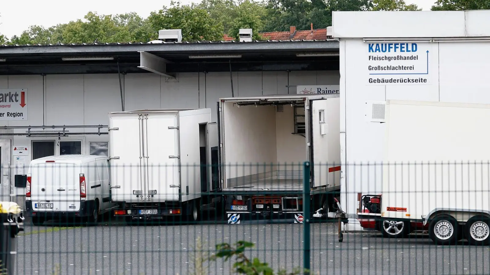 Die juristische Aufarbeitung des Skandals am Schlachthof Aschaffenburg beginnt. (Archivbild) (Foto: Heiko Becker/dpa)