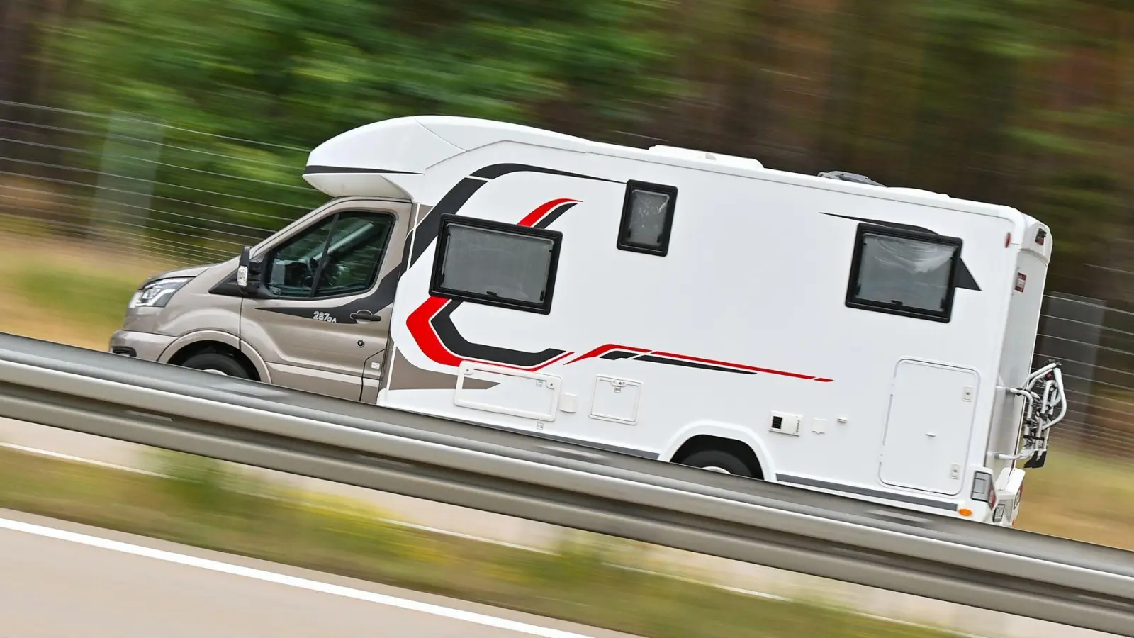 Wohnmobilbesitzer können ihre Flüssiggas-Tankflasche ab sofort an öffentlichen Tankstellen in Deutschland mit Autogas befüllen. (Foto: Patrick Pleul/dpa)