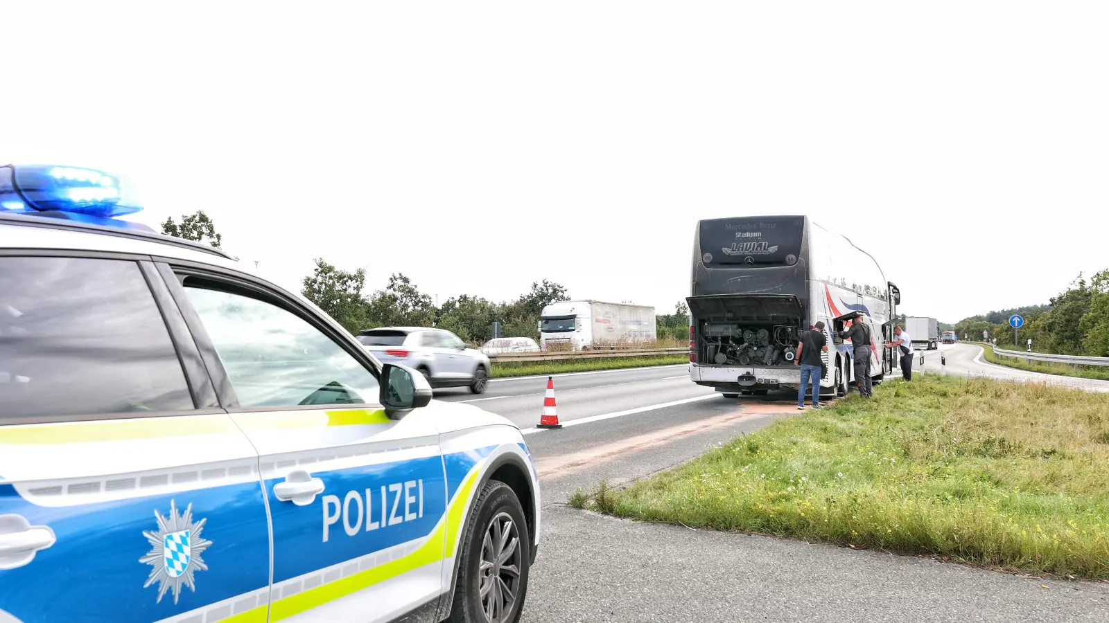 Ein Feuer im Heck eines moldawischen Reisebusses auf der A6 bei Herrieden hat für eine kurzzeitige Sperrung in Fahrtrichtung Heilbronn gesorgt. (Foto: Tizian Gerbing)