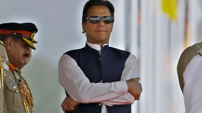 Der pakistanische Premierminister Imran Khanbei einer Militärparade anlässlich des pakistanischen Nationalfeiertags in Islamabad. (Foto: Anjum Naveed/AP/dpa)