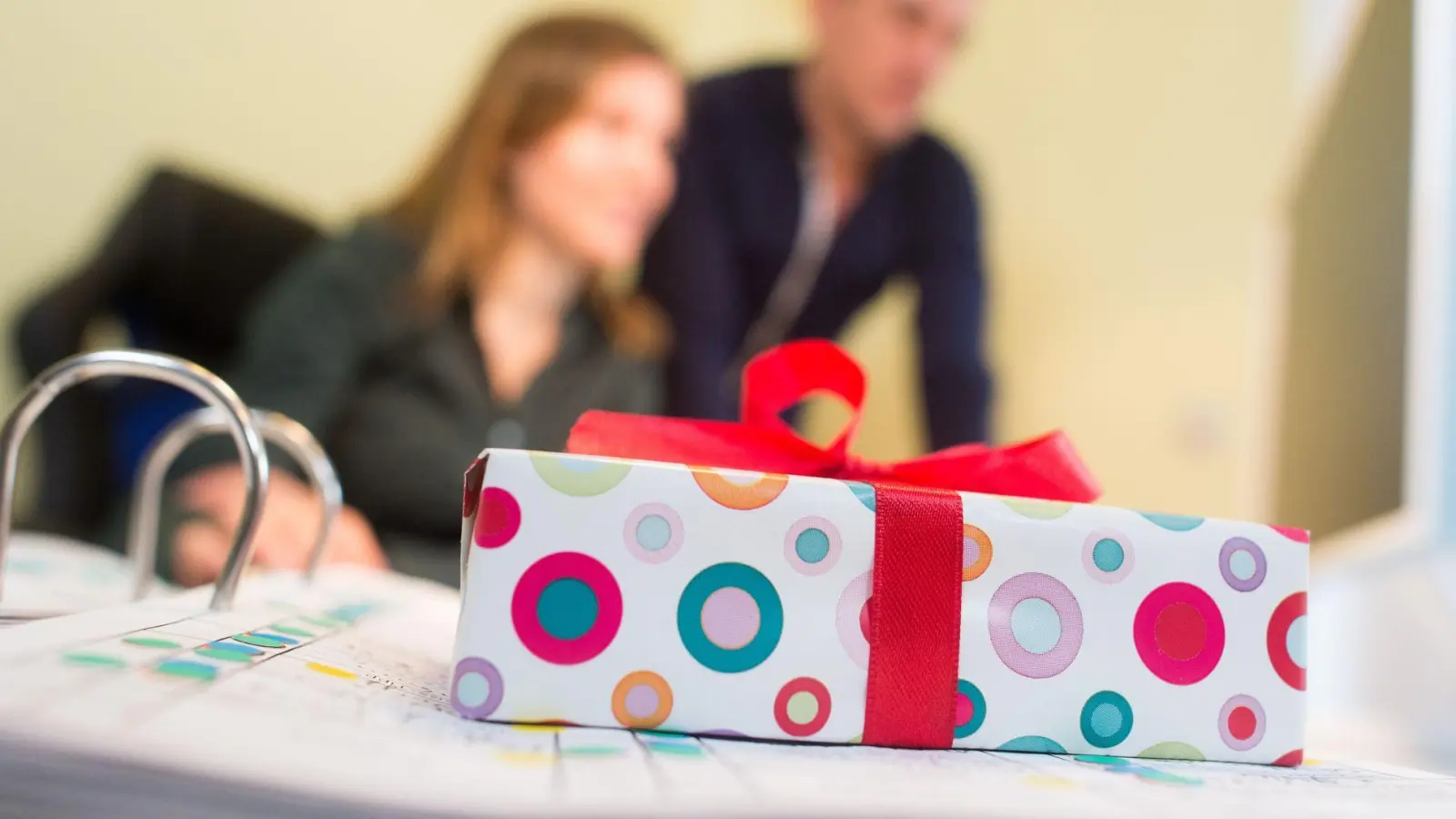 Geschenke vom Arbeitgeber dürfen grundsätzlich angenommen werden - solange das Wertlimit bei 50 Euro pro Monat liegt. (Foto: Klaus-Dietmar Gabbert/dpa-tmn)