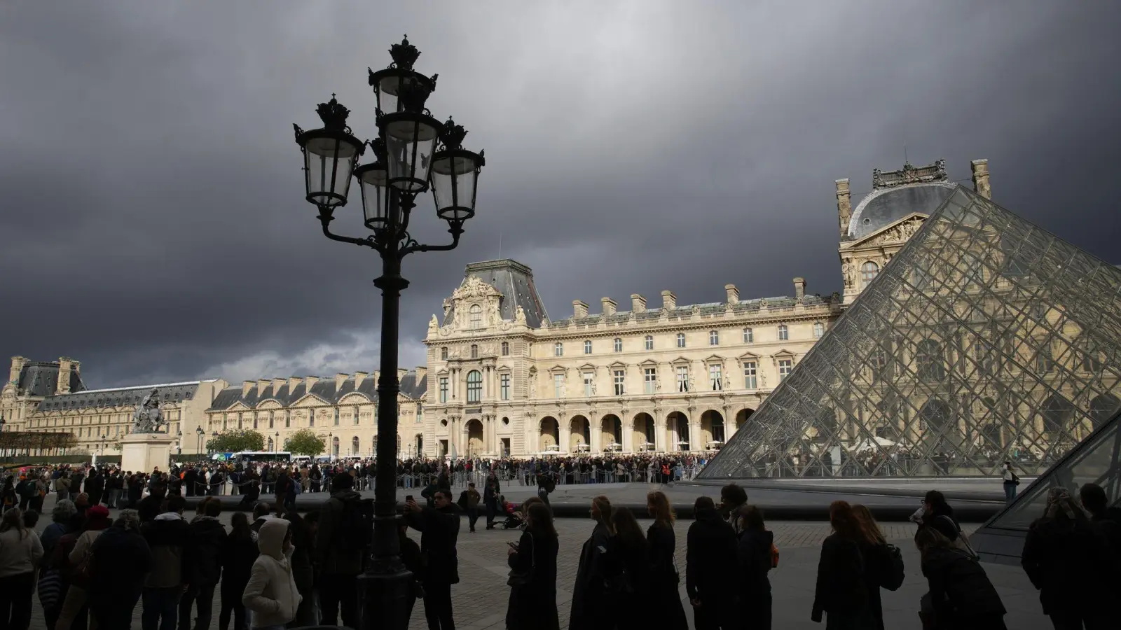 Mit den Sicherheitsvorkehrungen im Pariser Louvre soll es nicht zum Besten bestellt sein (Archivbild). (Foto: Christophe Ena/AP/dpa)