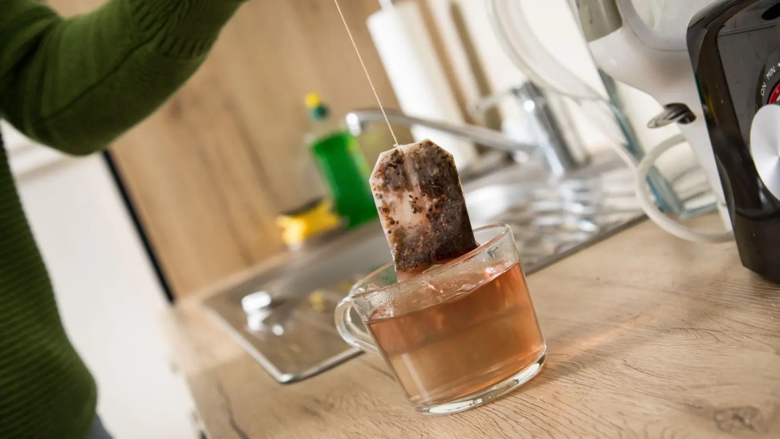 Wie viel Frucht ist wirklich im Früchtetee? An der Zutatenliste kann man es erkennen. (Foto: Christin Klose/dpa-tmn)