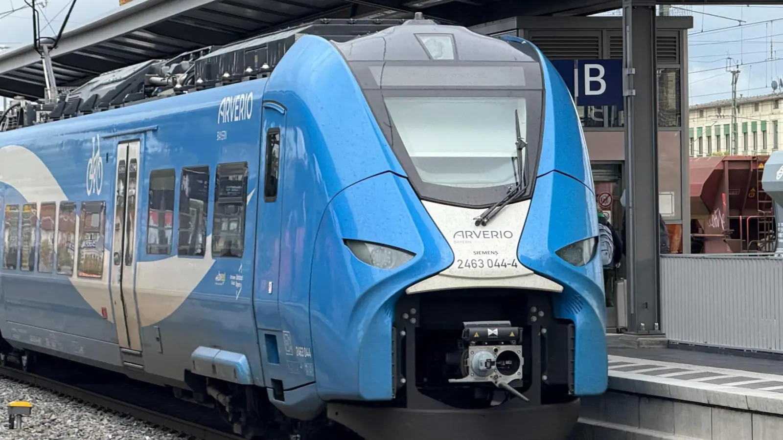 Die Fahrgäste warten darauf, dass zwischen Nürnberg, Ansbach und Stuttgart sowie zwischen Würzburg und Treuchtlingen (Foto) die Züge wieder fahrplanmäßig verkehren. Über verschiedene Medien der Bahn (Bahn-App und Störungsmeldungen) gab es da aber unterschiedliche Informationen. (Archivbild: Manfred Blendinger)