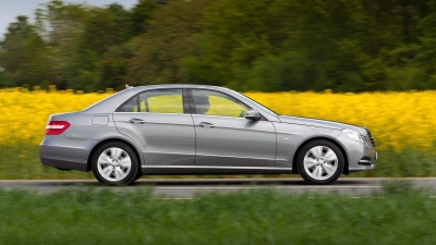 Hallo, Taxi! Nein, das ist nicht gemein, denn über Jahrzehnte prägte die Mercedes-Mittelklasse die deutsche Taxi-Szene. Was aber müssen private Käufer bei der gebrauchten E-Klasse wissen? (Foto: Daimler AG/dpa-tmn)