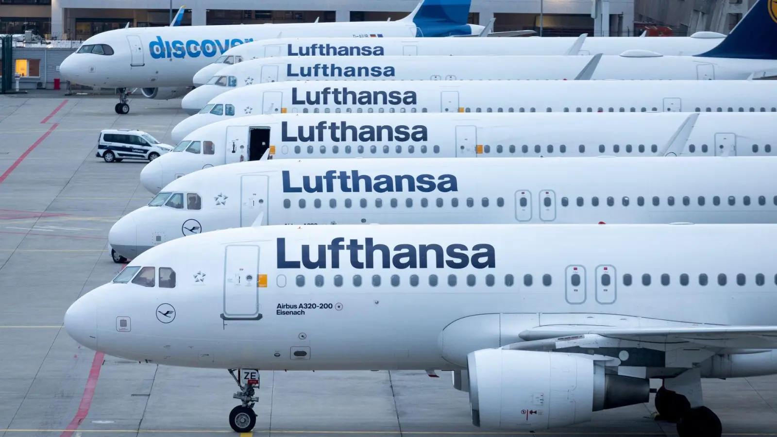 Stehen am Freitag wieder zahlreiche Lufthansa-Jets still? (Archivbild) (Foto: Lando Hass/dpa)