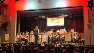 Die Blaskapelle Frankenland begeisterte das Publikum in der NeuStadtHalle. (Foto: Volker Raab)