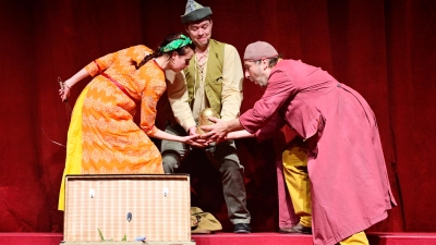 Noch hat Hans den schweren Goldklumpen: Eine Szene aus „Hans im Glück” mit Friederike Neutze, Josa Butschkau und Thorsten Siebenhaar (rechts). (Foto: Jim Albright)
