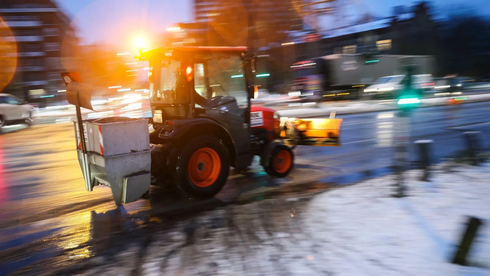 Einsatz für den Winterdienst auf Hamburgs Straßen. (Foto: Christian Charisius/dpa)