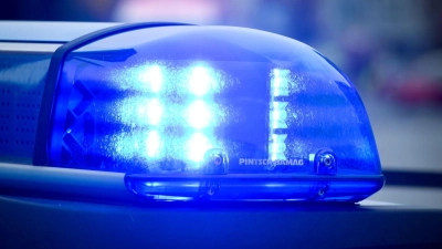 Nach einem Unfall war am Freitagmorgen eine wichtige Straße bei Dinkelsbühl gesperrt.  (Symbolbild: Patrick Pleul/dpa)