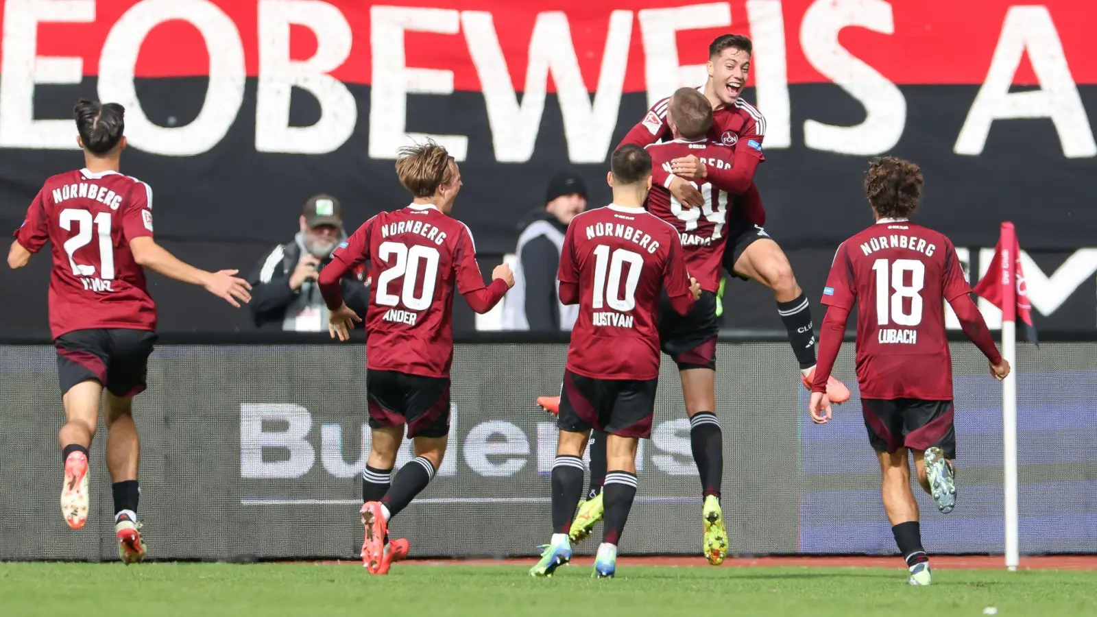 Die Nürnberger Spieler bejubeln das Siegtor zum 3:2. (Foto: Daniel Löb/dpa)