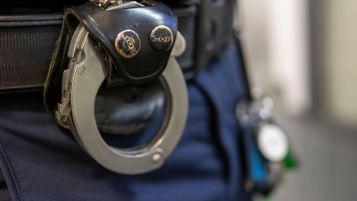 Die Polizei konnte die beiden Tatverdächtigen in der Nähe des Hauses festnehmen. (Symbolbild)  (Foto: Peter Kneffel/dpa)