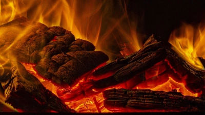 Scheitholz bietet das charakteristische Knistern und Flammenspiel. (Foto: Pixabay)